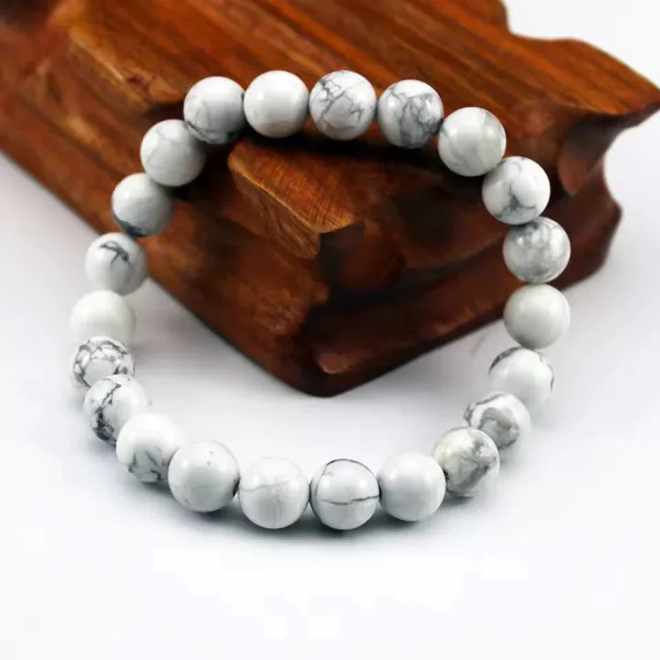Howlite : La Pierre Idéale Pour Calmer l’Agitation Mentale et Retrouver la Paix Intérieure