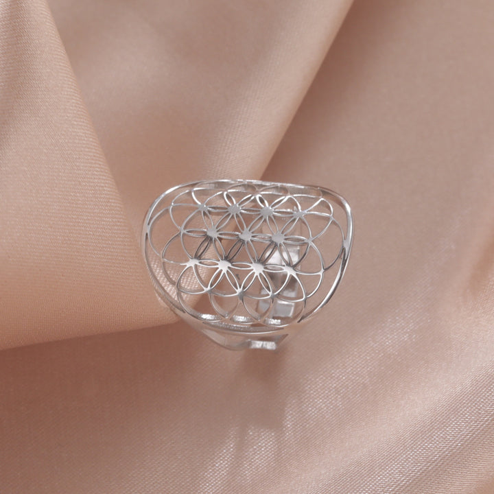 Bague "Hollow Flower" – Fleur de Vie Élégante