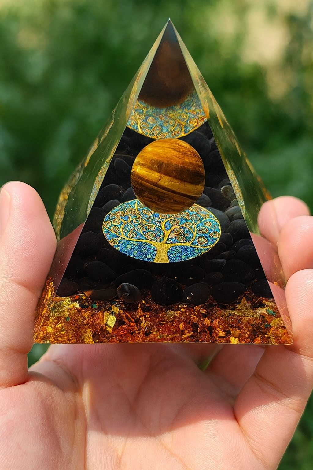 Puissance Solaire – Pyramide Orgonite en Œil de Tigre & Arbre de Vie