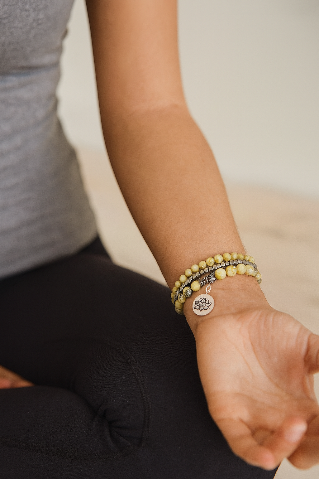 Bracelet Design et Créatif Inspiration Yoga en Howlite Jaune